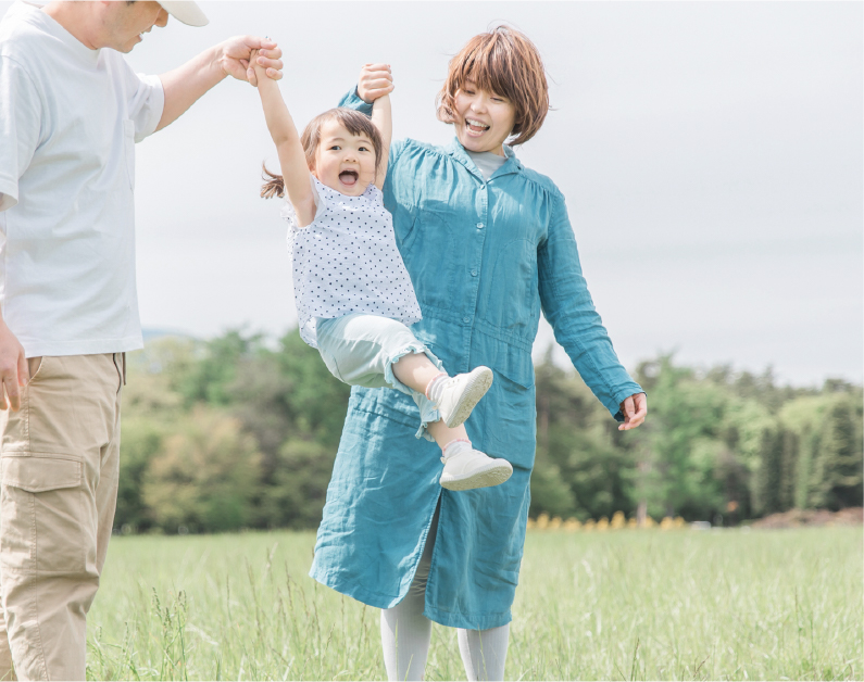 家族で手をつないでいる写真