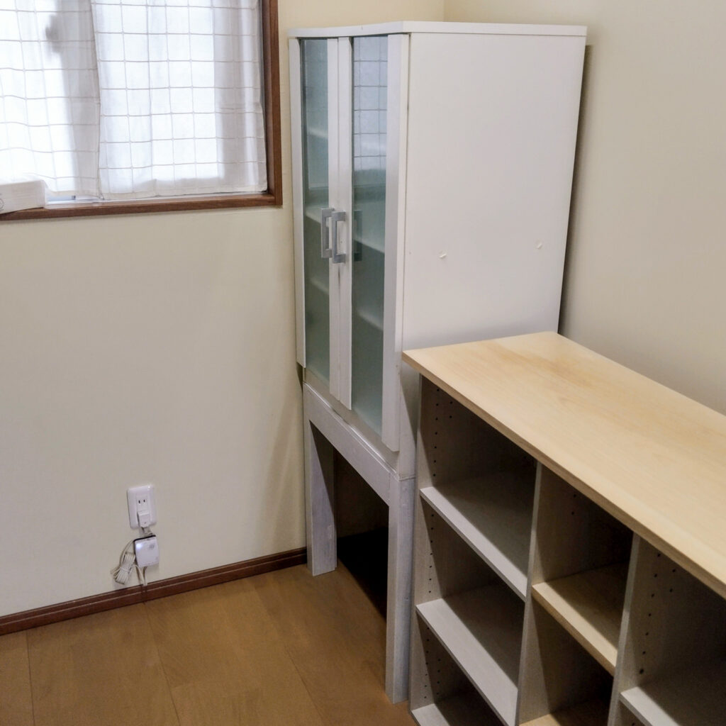 壁に家具をぴったりつけている様子