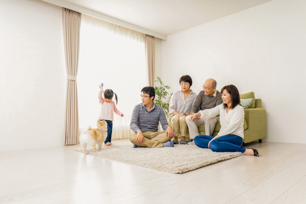 リビングで家族みんなで過ごしている