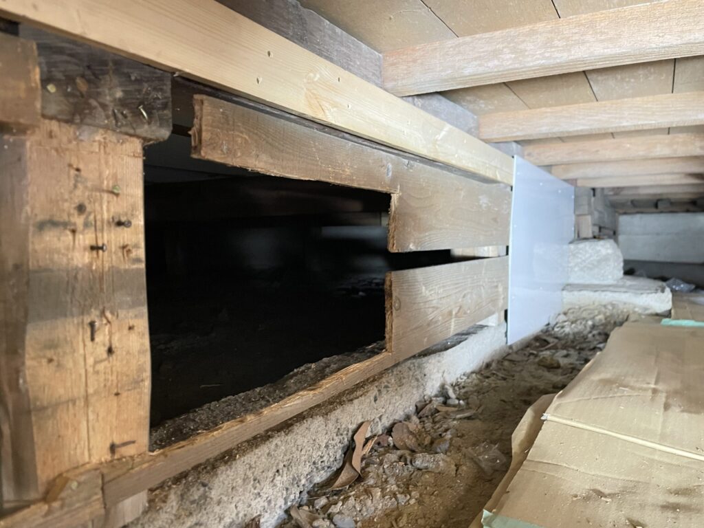 床下の通気塞ぎ 施工中