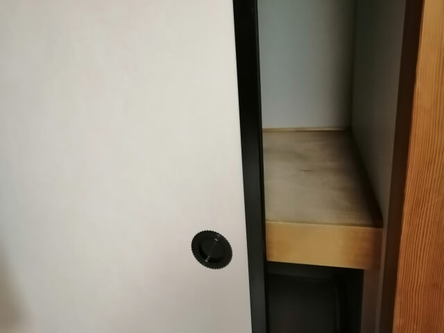 押し入れの奥にある黒ずみ
