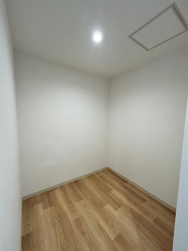 大津市N様邸のウォークインクローゼット内部