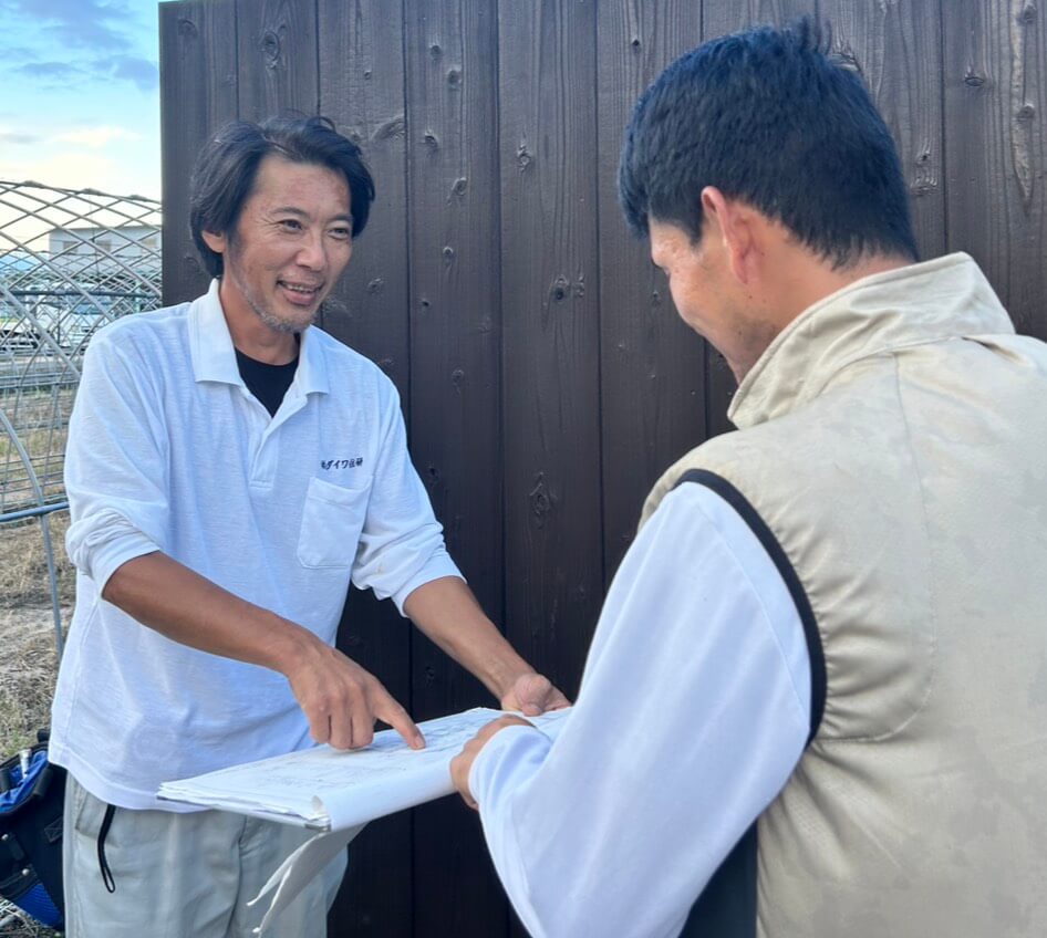 職人と図面を確認しながら現場打ち合わせを行うダイワ住研の工務担当者
