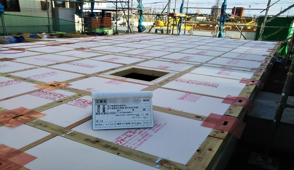 柱まわりの隙間にも配慮して床下断熱を施工するダイワ住研の新築住宅