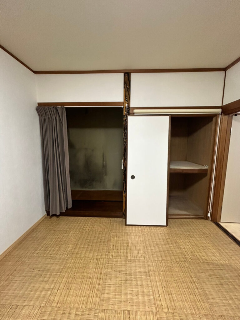 大津市N様邸の施工前の仏間・床の間・押入れ。収納部分にカビが発生していた