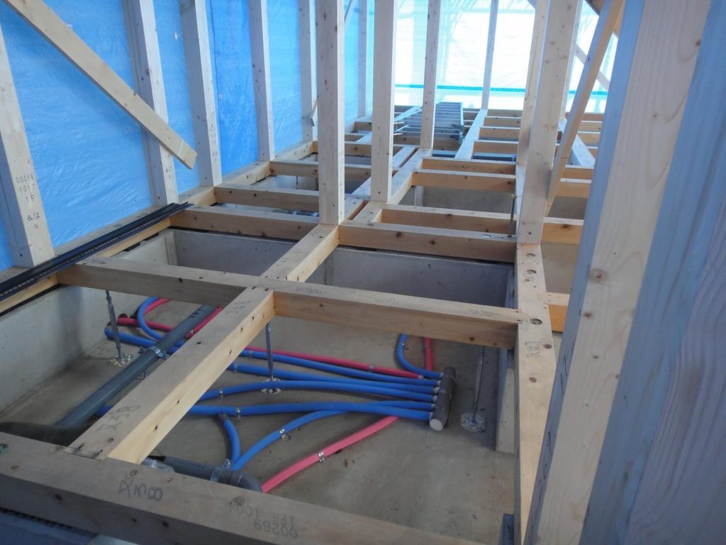 将来の配管交換や点検を考えて施工するダイワ住研の床下設備（給水配管）