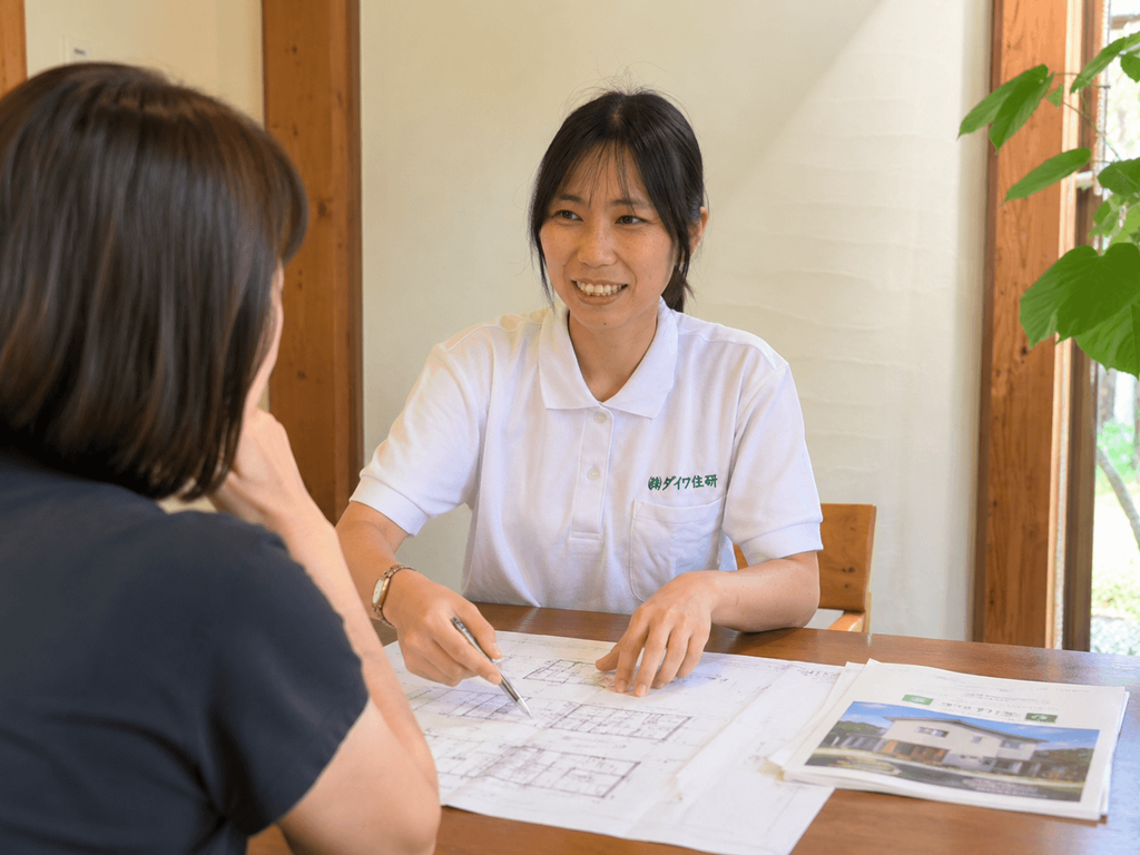 子育て経験を活かして新築の間取りを打ち合わせするダイワ住研の設計担当者